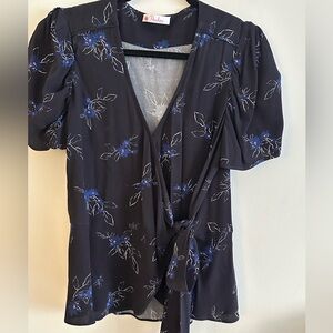 PARKER WRAP BLOUSE- floral

Black with blue floral